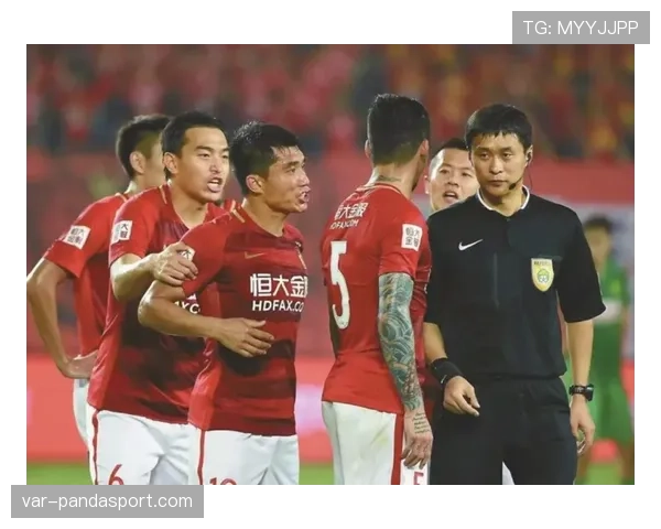 骑跨犯规为什么常被误判？细解裁判判罚标准与争议焦点